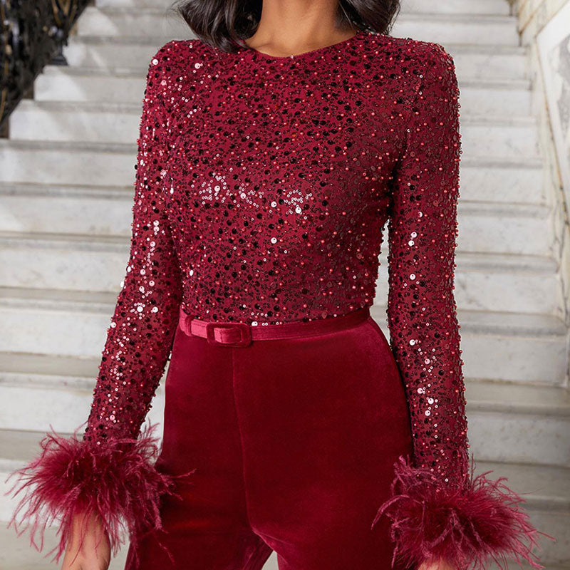 Jumpsuit elegante con paillettes e piume