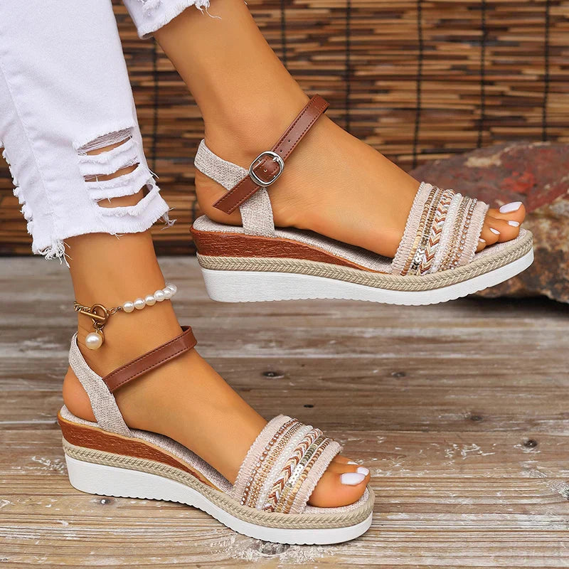 Sandali con zeppa e fasce decorate