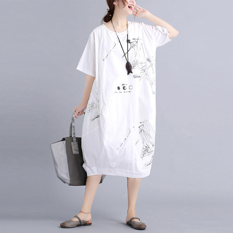 Vestito oversize bianco con stampa astratta